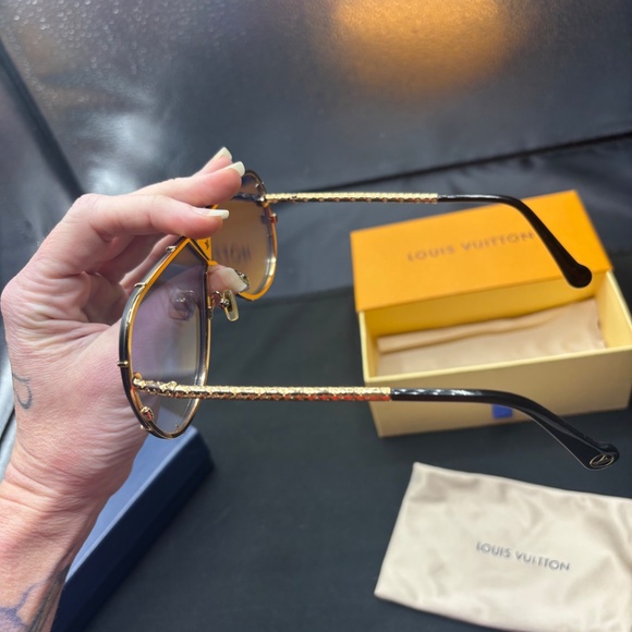 *LAST CHANCE EVERYTHING MUST GO* Louis Vuitton Studded Aviator Sunglasses - Picture 3 of 5